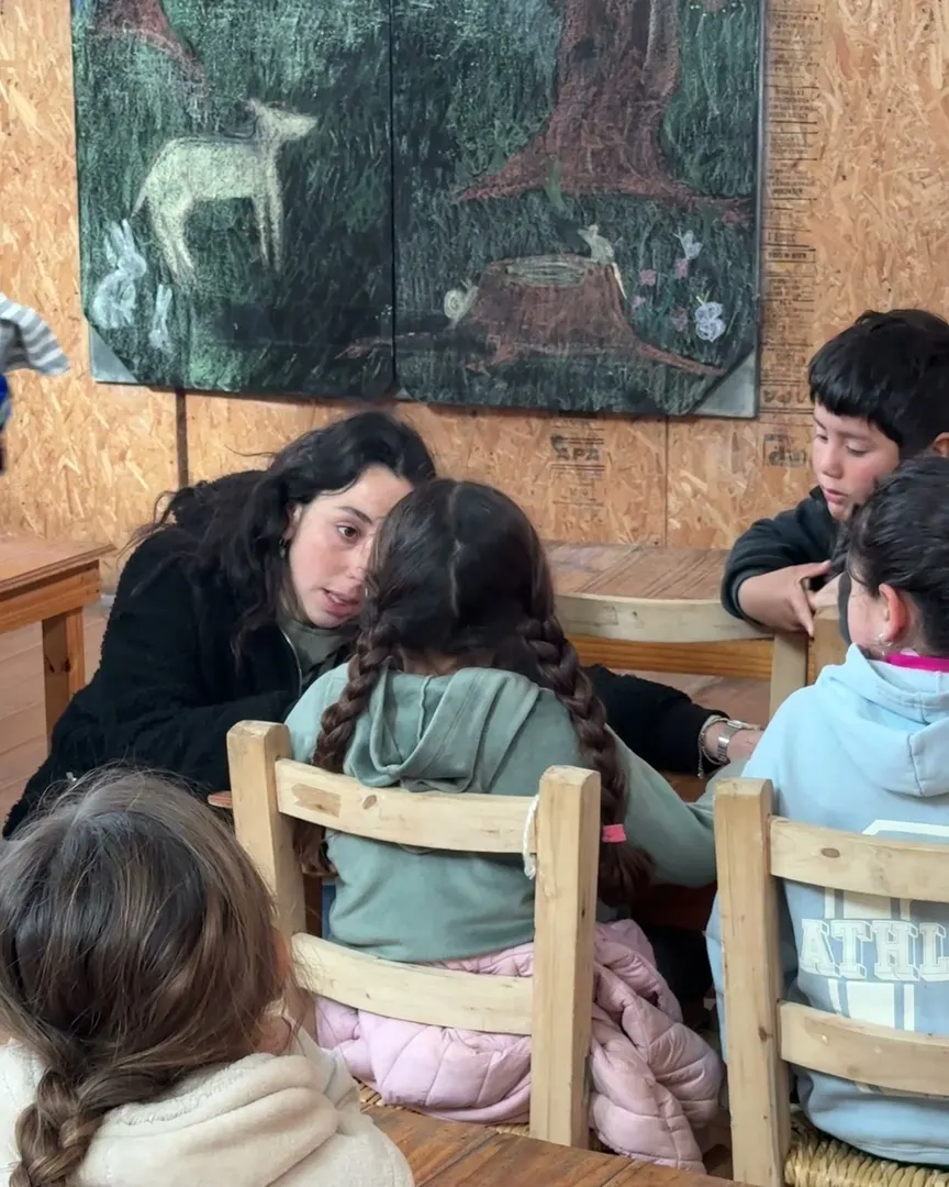 Alumnos de primaria trabajando con su maestra